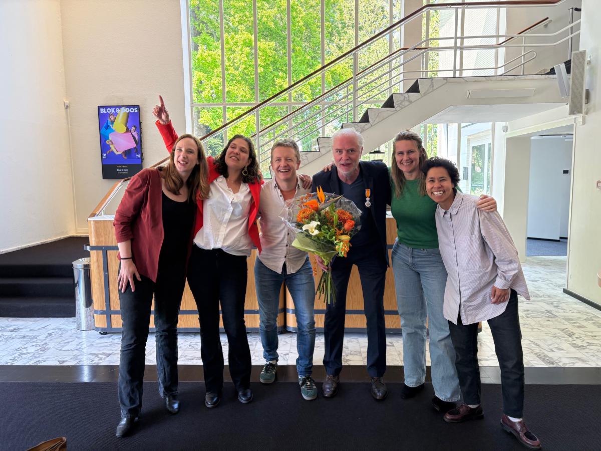 Paul Simons ontvangt lintje